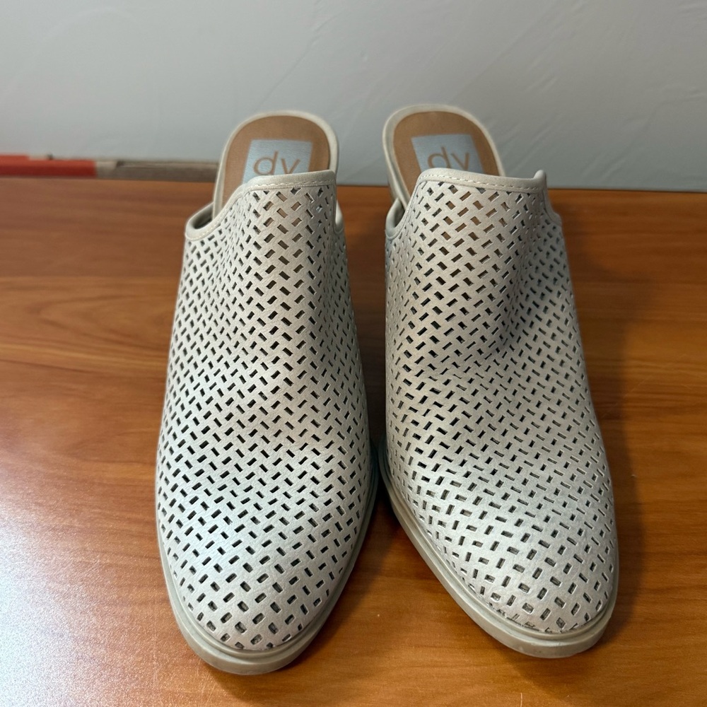 Dolce Vita Kenley Mule Beige Cream Perforated Suede Pointed Toe Heels Shoes 8.5 - Picture 2 of 9